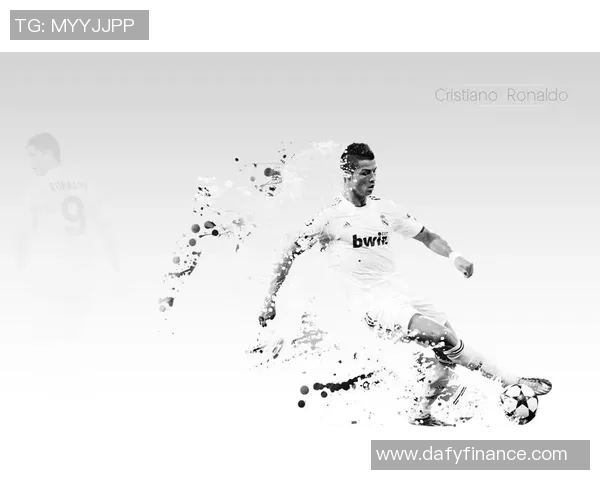 足球巨星C罗度假享受阳光海滩与家人共度美好时光