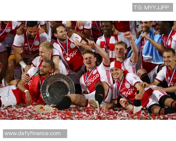 足球明星的女儿们展现青春魅力与时尚风采引发热议